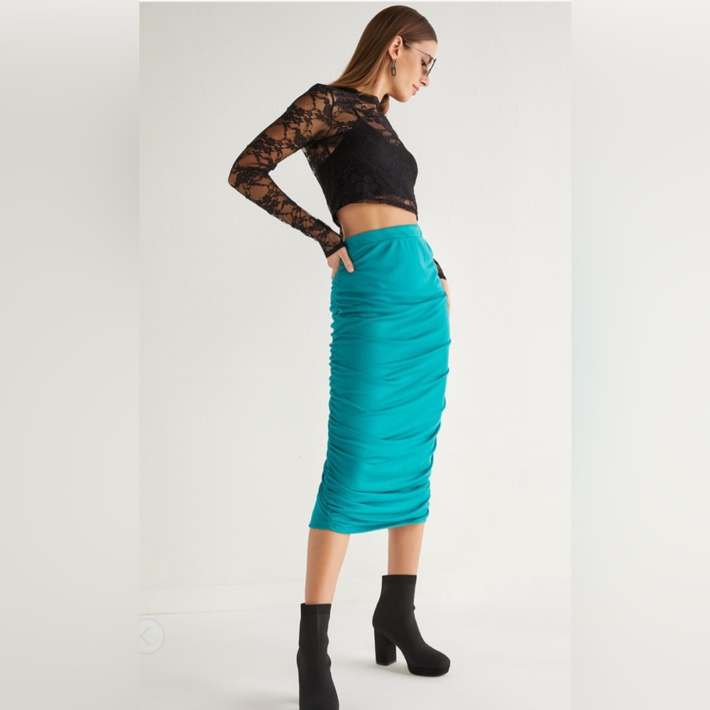 New Francesca’s Patricia Draping Tube Midi Skirt